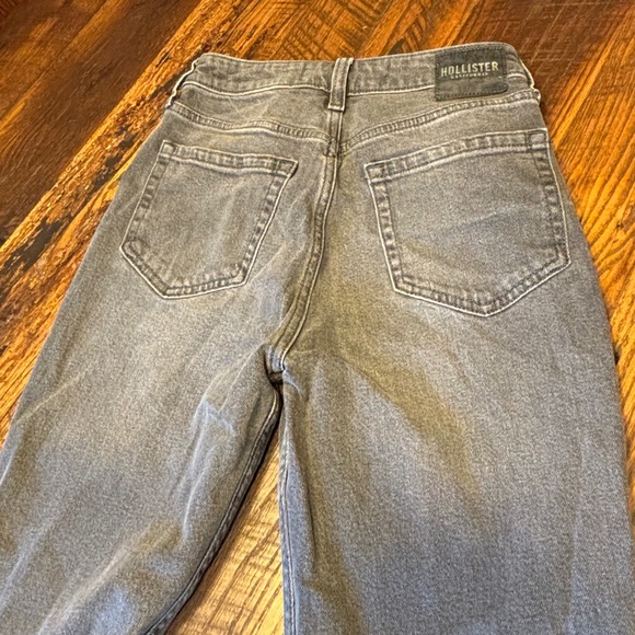 Ladies Hollister Ultra High Rise Mom Jean - Gray Size 0S/W24 - Picture 6 of 7